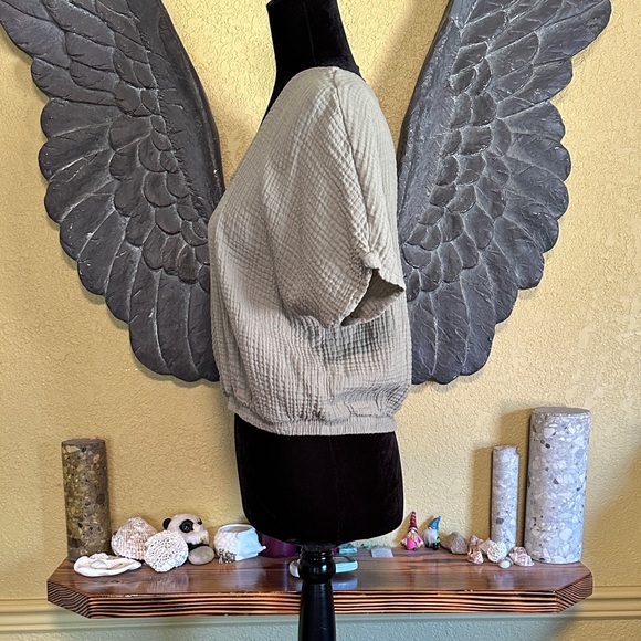 George V-Neck Crop Top - Picture 4 of 7